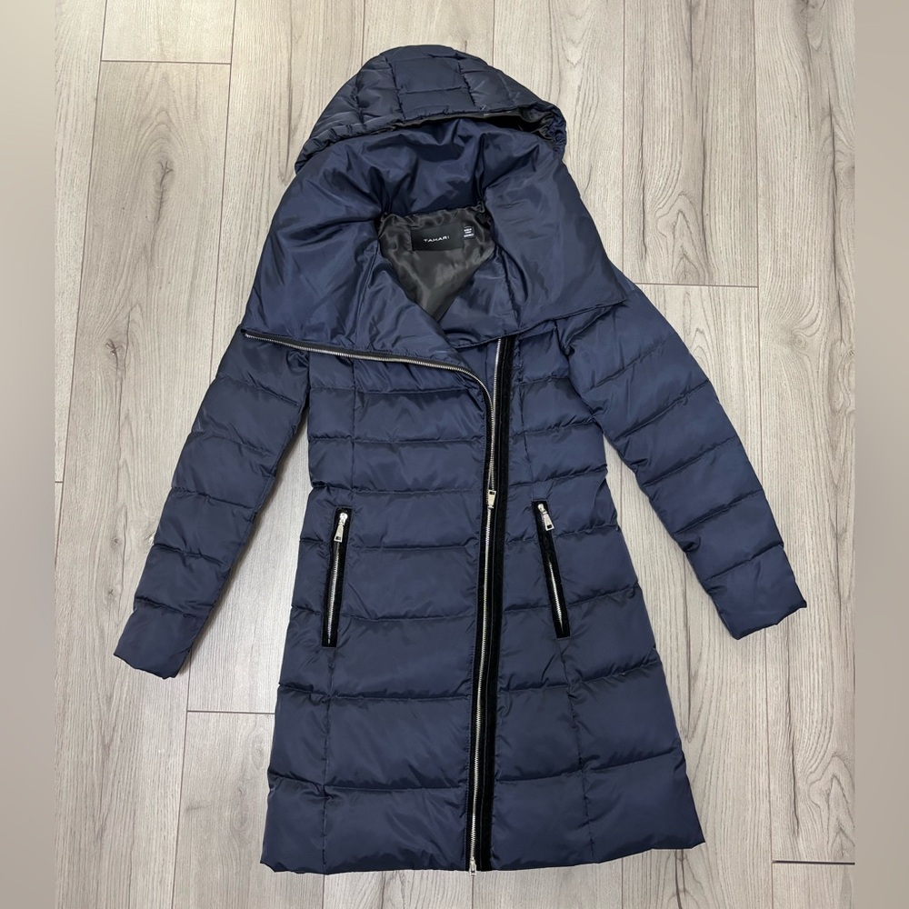 Tahari women’s down jacket with removable hood. Size XXS. Navy blue color.